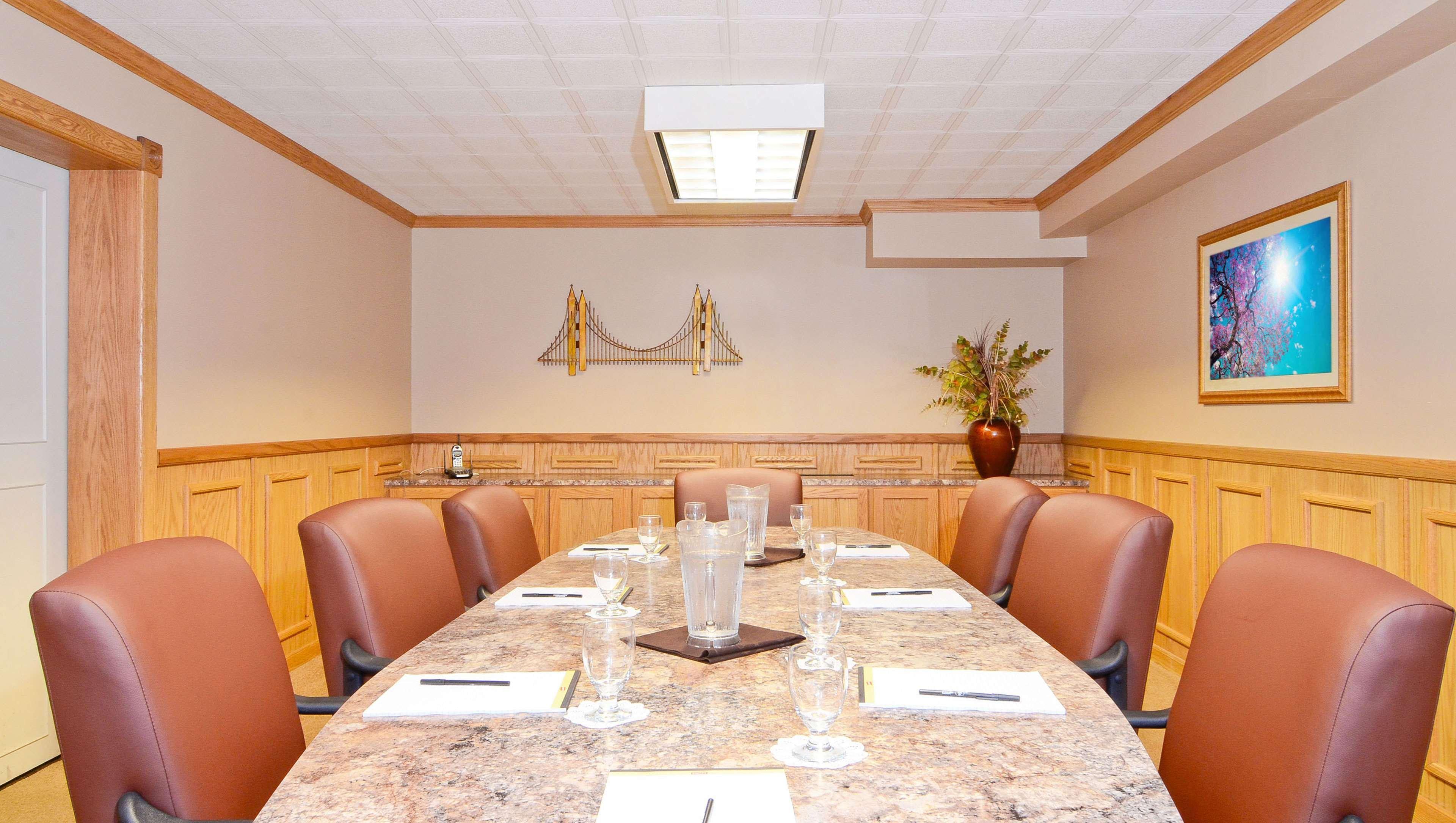 Magnuson Grand Pioneer Inn And Suites Escanaba Zakenleven foto