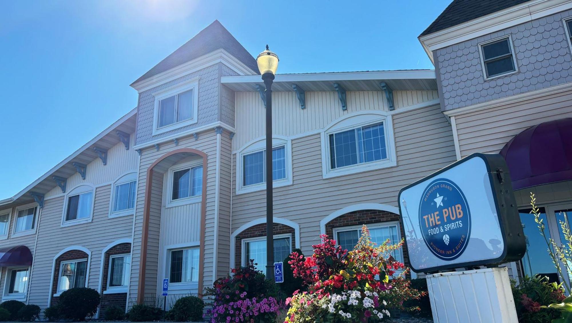 Magnuson Grand Pioneer Inn And Suites Escanaba Buitenkant foto