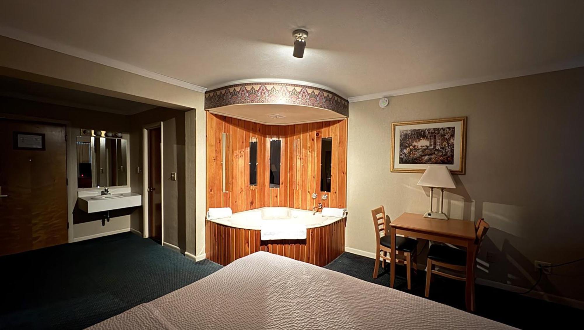 Magnuson Grand Pioneer Inn And Suites Escanaba Buitenkant foto